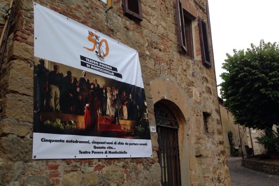 Photo: Umberto Pone|Alcune delle sculture di Daniela Capaccioli disseminate per il paese (photo: Umberto Pone)|Daniele Mangiavacchi nel suo negozio (photo: Umberto Pone)|Andrea Cresti (photo: Umberto Pone)|Andrea Giorgi nel suo orto (photo: Umberto Pone)