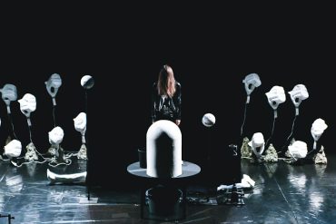 Dragging the bone di Miet Warlop (photo: Michela Di Savino)