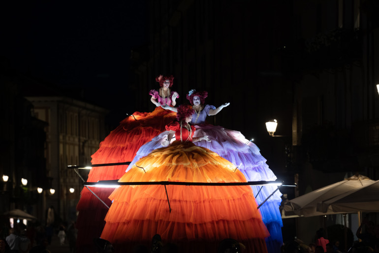Poupées geantes et tambours (ph: Andrea Macchia)