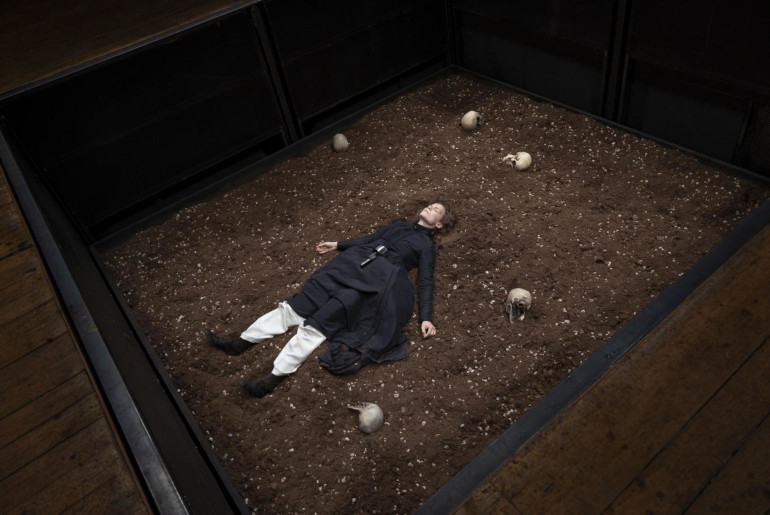 Fino al 30 ottobre è in scena al Piccolo di Milano Hamlet (ph: Masiar Pasquali)