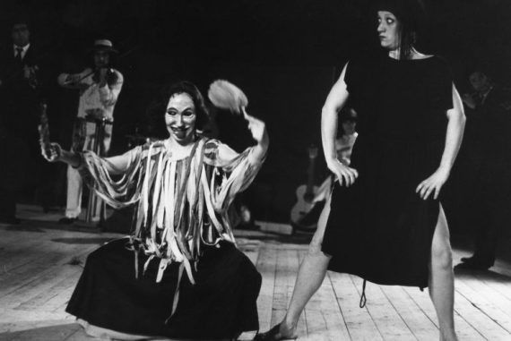 Eresia di Teatro Nucleo, 1980. Sulla dx CoraHerrendorf (ph: teatronucleo.org)