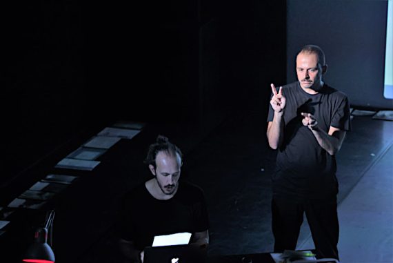 Filippo Ceredi e Cesare Benedetti, interprete in LIS (ph: Giancarlo Ceccon)
