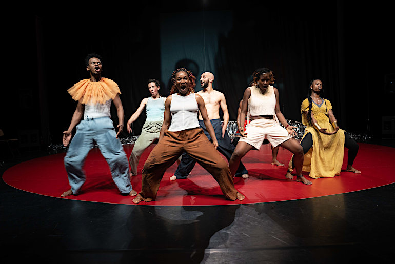 C la vie (ph: Andre de la Porte)