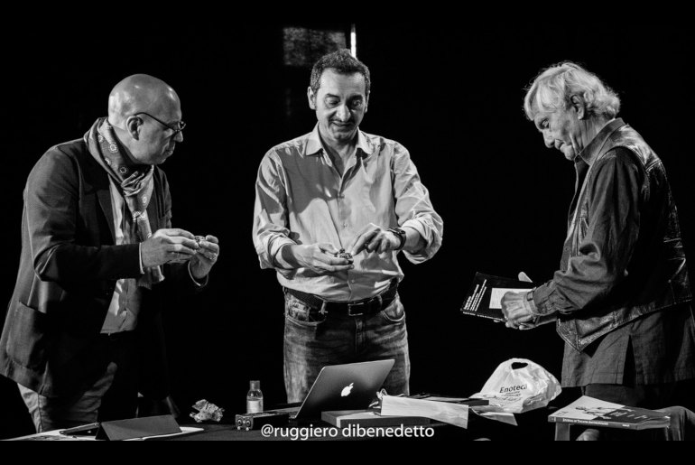 Gli autori con Eugenio Barba (ph: Ruggiero Di Benedetto)