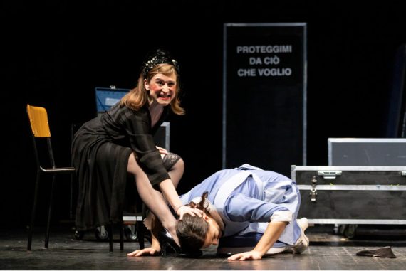 Beatrice Vecchione e Matilde Vigna in scena (ph: Laila Pozzo)