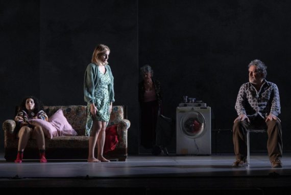 La ragazza sul divano (ph: Virginia Mingolla)