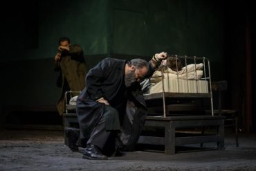 In primo piano Massimo Popolizio (ph: Claudia Pajewski)