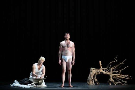 Il Prigioniero, in scena Ángeles Blancas (Madre) e Mattia Olivieri (Prigioniero) ph: Fabrizio Sansoni -Opera di Roma