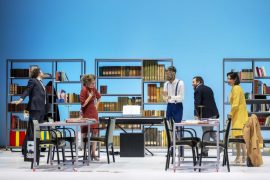 Tipi umani seduti al chiuso