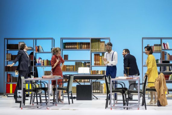 Tipi umani seduti al chiuso