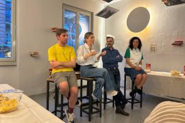 I vincitori di Theatrical Mass (da sx Loris De Luna, Chiara Sorrentino e Giulia Chiaramonte) con il direttore artistico Donato Nubile (ph: Vincenzo Sardelli)