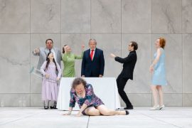 Da sx: Giordano Agrusta, Greta Petronillo, Giuliana Vigogna, Nicola Pannelli, Orietta Notari (davanti), Nicolò Tomassini, Valentina Picello (ph: Luigi De Palma)