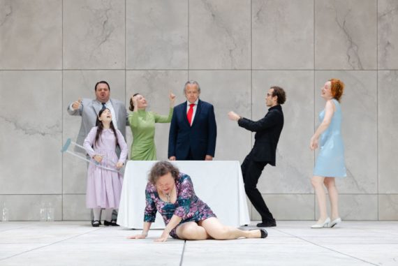 Da sx: Giordano Agrusta, Greta Petronillo, Giuliana Vigogna, Nicola Pannelli, Orietta Notari (davanti), Nicolò Tomassini, Valentina Picello (ph: Luigi De Palma)