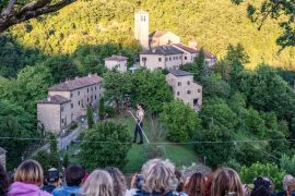 Con lo sfondo di Gombola, la performance funambolica di Giulia Cammarota (ph: Chiara Ferrin)