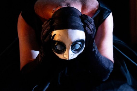 Roberto Latini è Antigone (ph: Manuela Giusto)