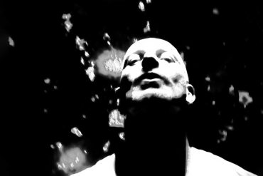 Roberto Latini in Amleto al buio