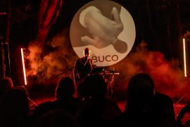 Dal buco (ph: Abel Montefalchi)