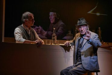 Cecchi in scena con Giovanni Lucini in La leggenda del Santo bevitore per la regia di Andrée Ruth Shammah (ph: Francesco Bozzo)